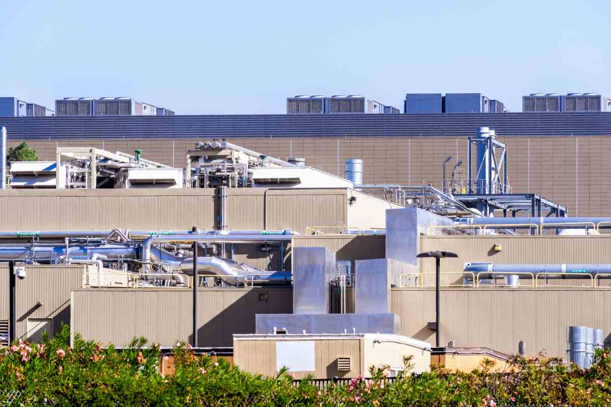 data center generators supply backup power in emergencies to data centers